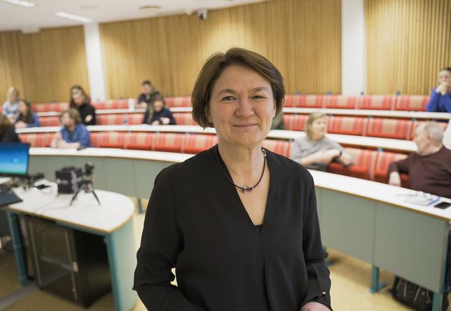 Kvinne med auditorium i bakgrunnen