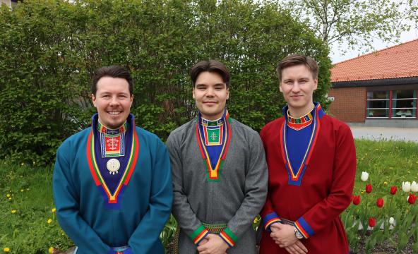 Tre mannlige studenter med kofter
