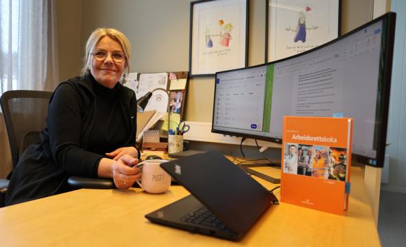 Juss for ledere - voksen kvinne ved PC på kontor