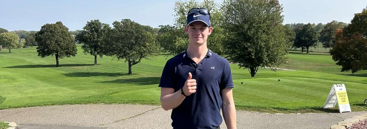 Mann på golfbane gir tommelen opp