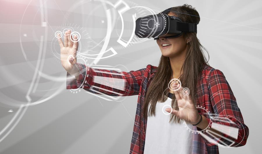 Dame med VR-briller