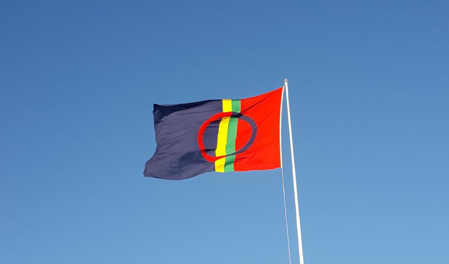 Det samiske flagget vaier i vinden.