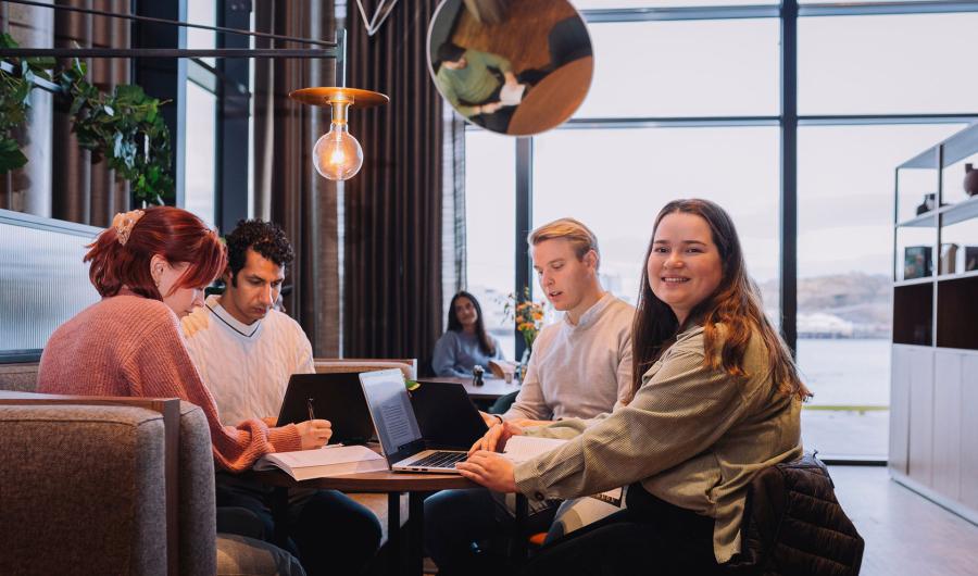 Studenter i gruppe på kafé