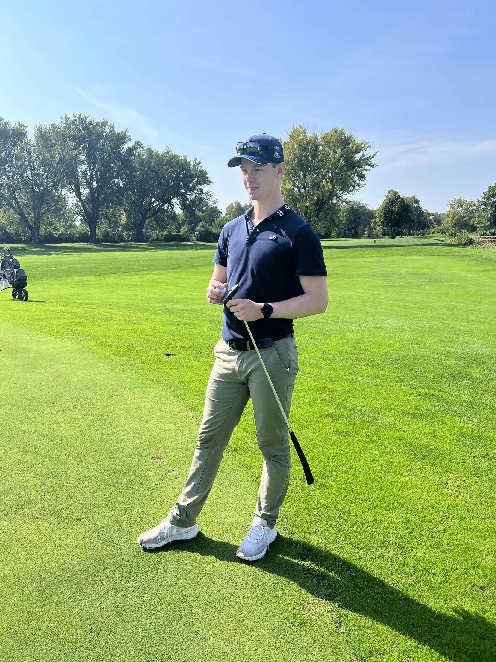 Mann på golfbane
