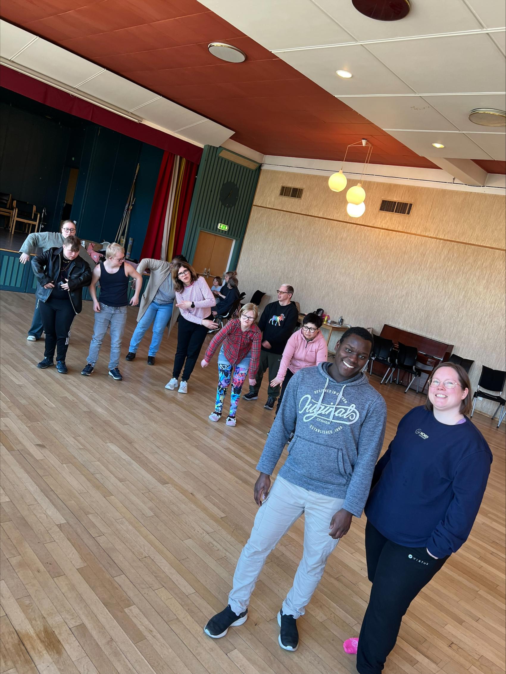 personer i en gymsal