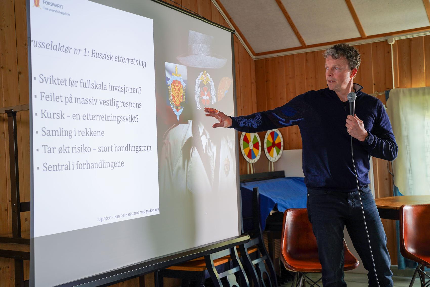 Mann peker på en skjerm
